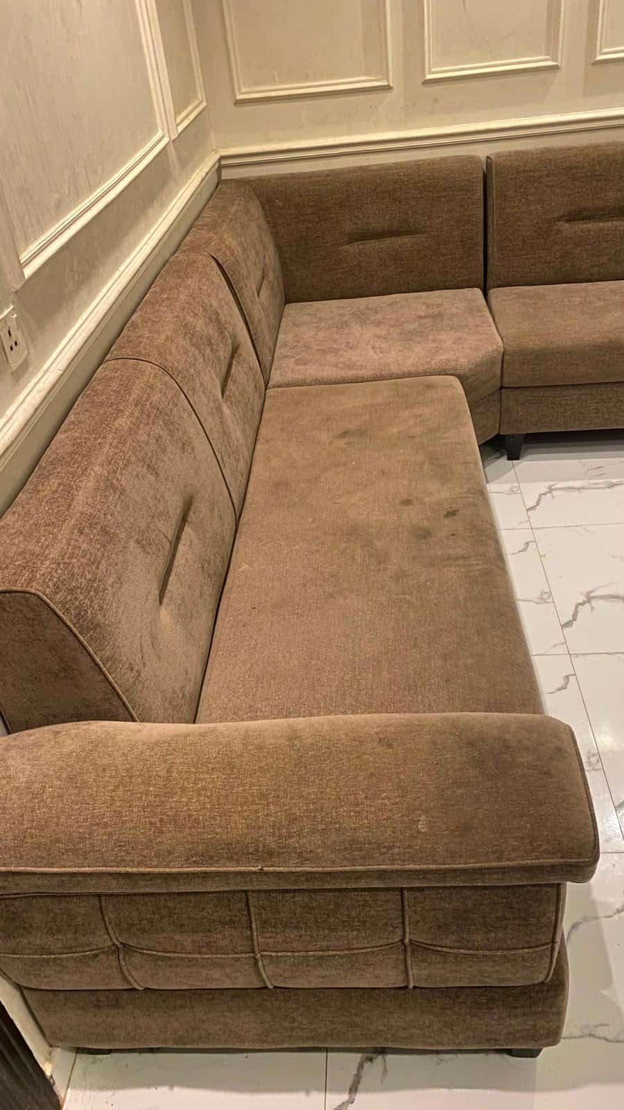 لقطة قريبة لنسيج كنب بعد التنظيف بالاستخلاص — يونيك كلين جدة